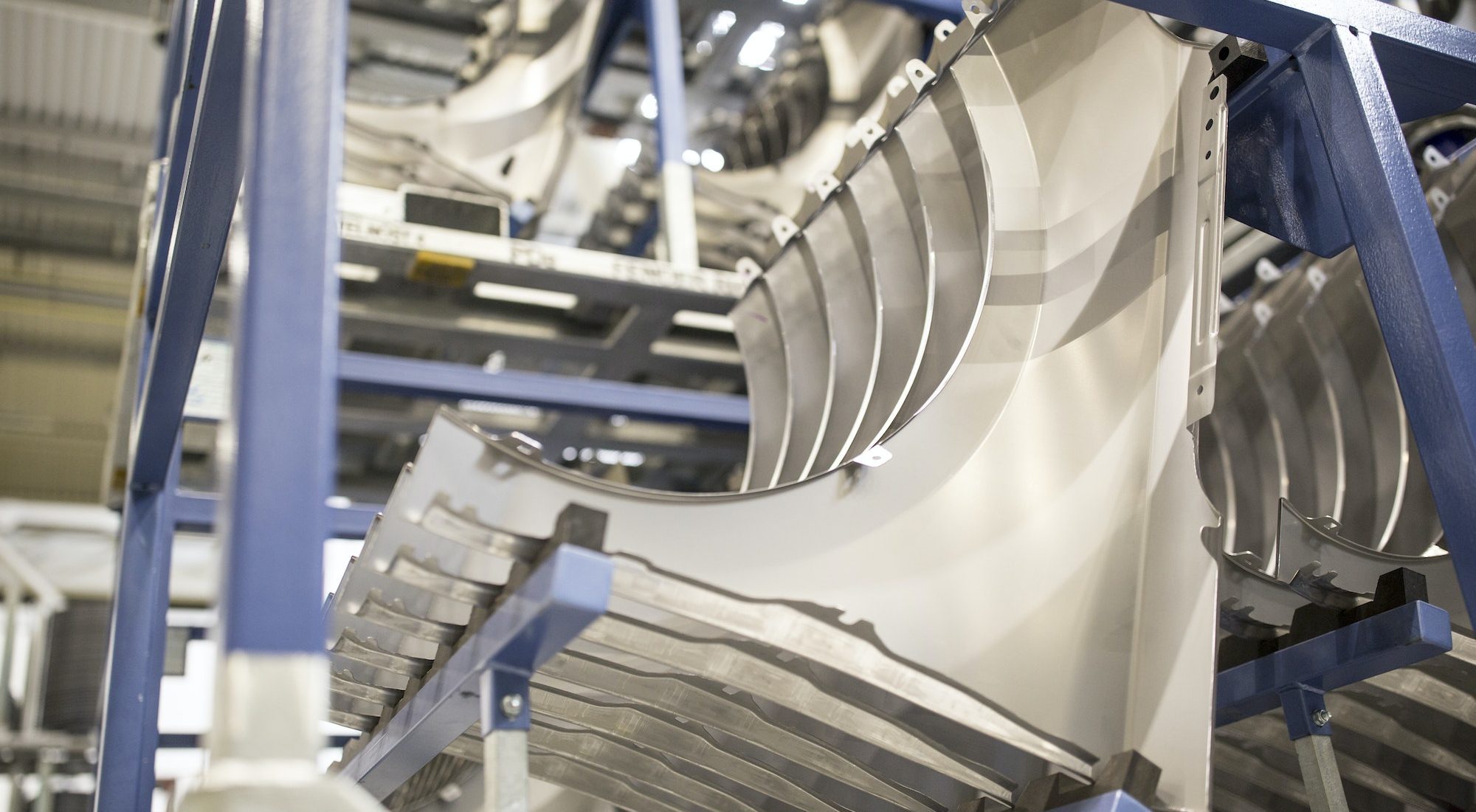Unidade focada no desenvolvimento e produção de peças e componentes em fibra de carbono, bem como outros materiais compósitos, tais como fibra de vidro e Kevlar (CFRP, GFRP ou KFRP).