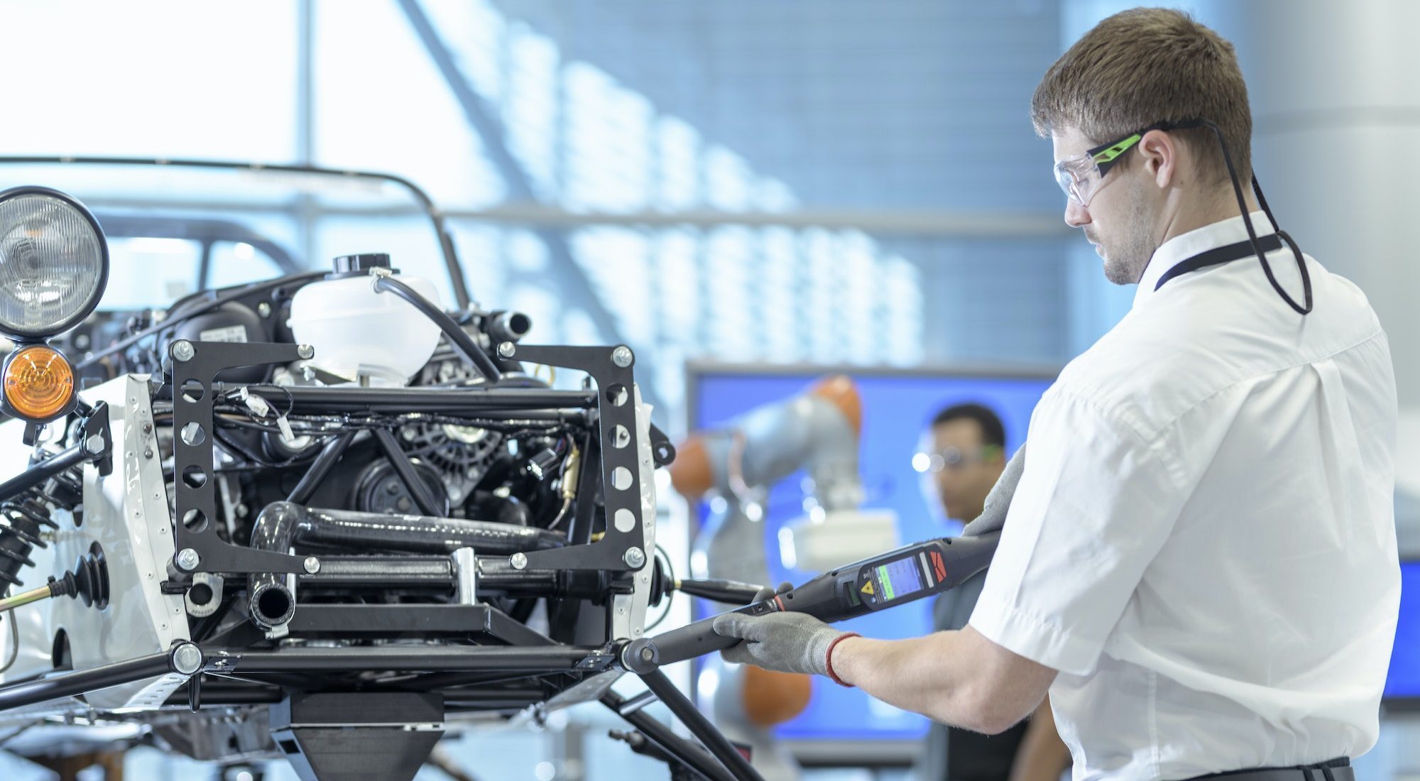 Esta unidade de fabrico é uma oficina em sistema convencional, que permite a montagem e/ou assistência de veículos automóveis ou outros, incluindo veículos de competição, dispondo de 5 áreas de trabalho independentes e individualizadas.